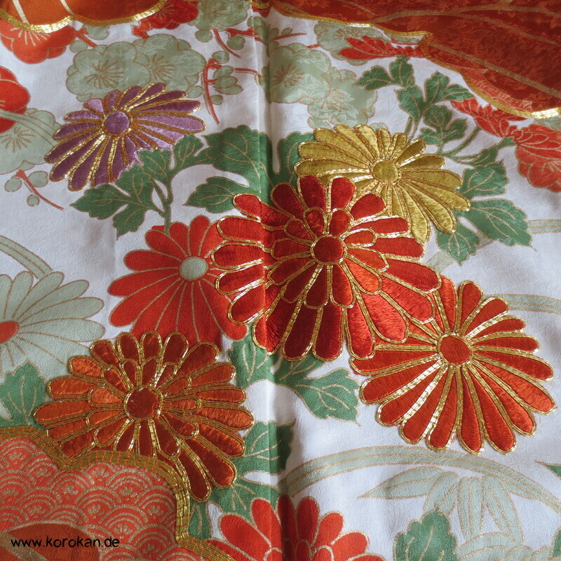 kupferroter Seidendamast mit Wellen und Blumen, bestickter Furisode Kimono