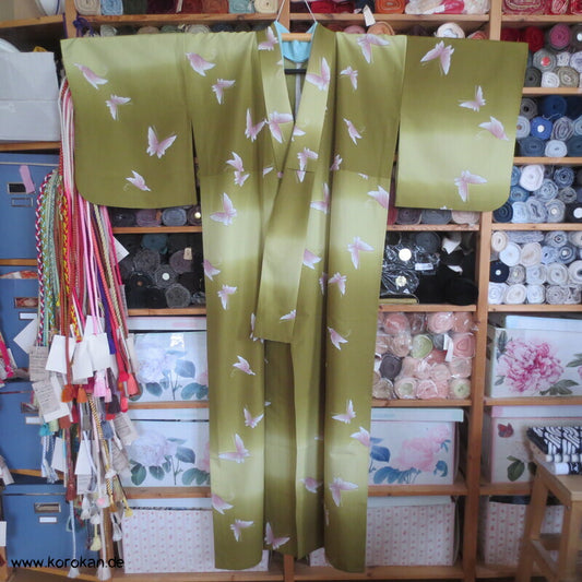 rosa Schmetterlinge auf oliv Verlauf Hitoe Kimono