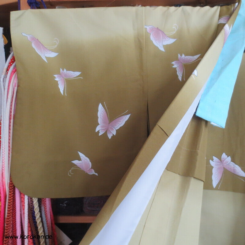 rosa Schmetterlinge auf oliv Verlauf Hitoe Kimono