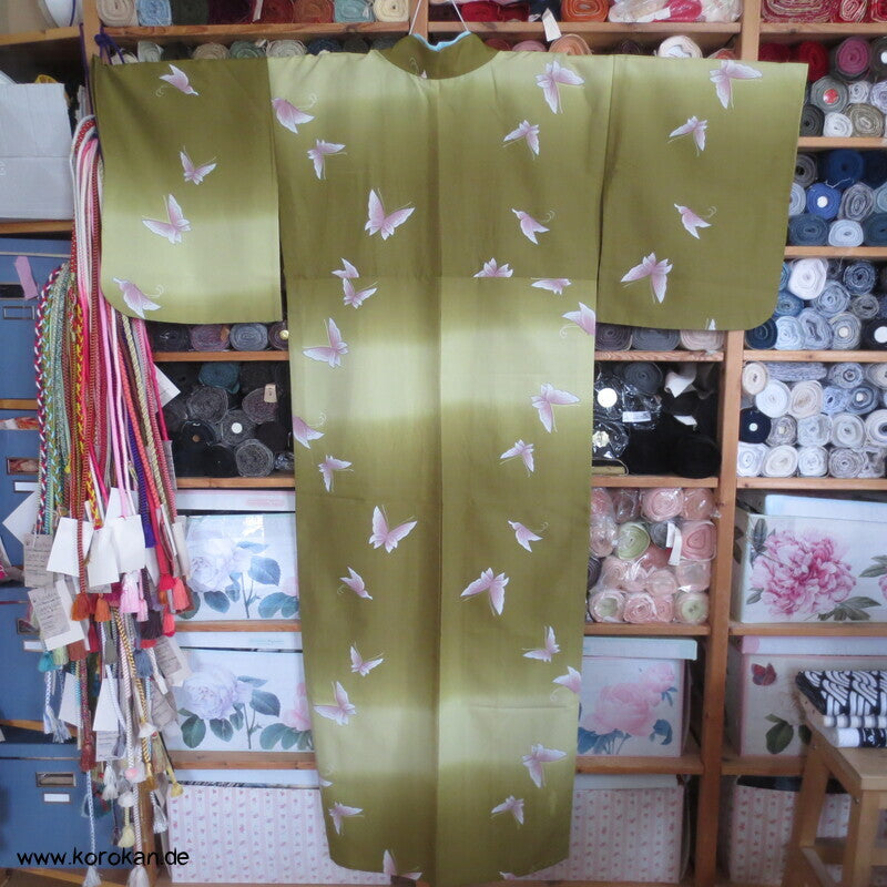 rosa Schmetterlinge auf oliv Verlauf Hitoe Kimono