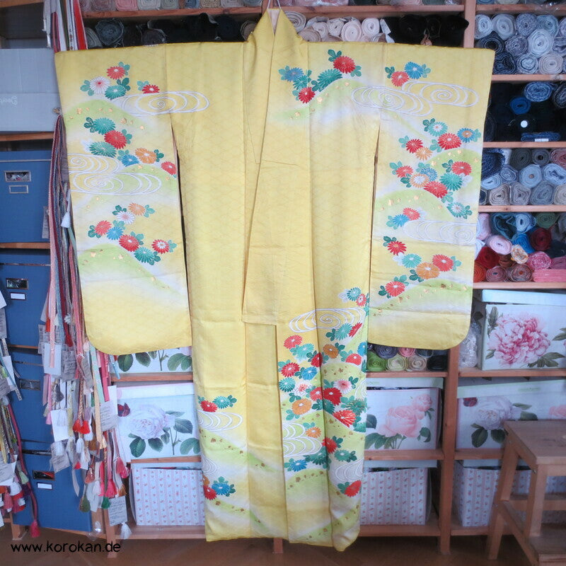 Furisode, zitronengelb bis limonengrün mit bunten Blüten