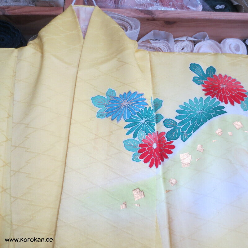 Furisode, zitronengelb bis limonengrün mit bunten Blüten