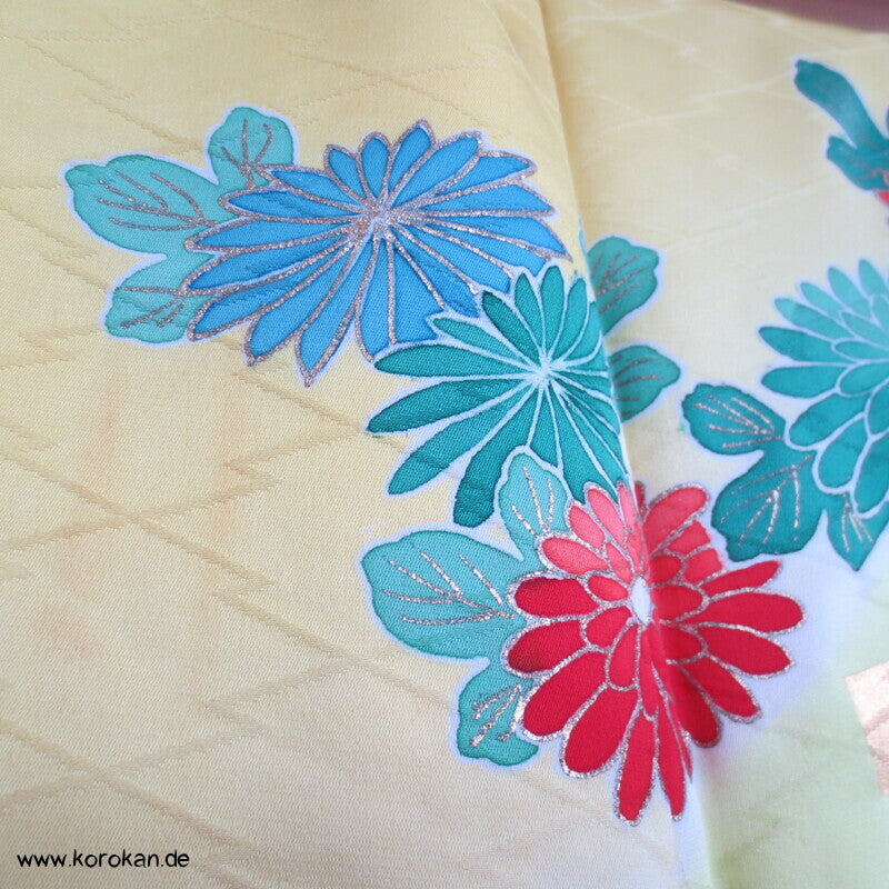 Furisode, zitronengelb bis limonengrün mit bunten Blüten