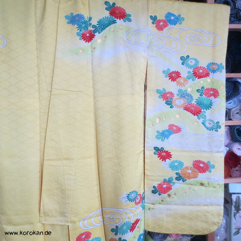 Furisode, zitronengelb bis limonengrün mit bunten Blüten