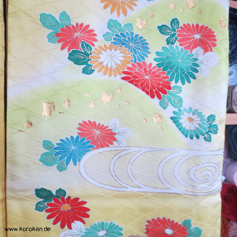 Furisode, zitronengelb bis limonengrün mit bunten Blüten
