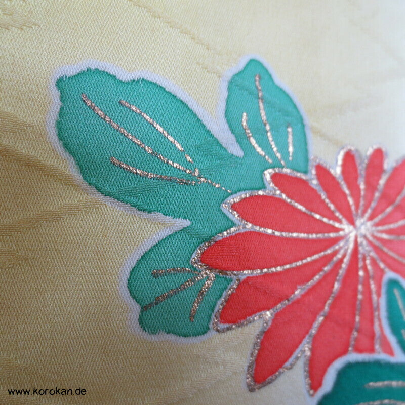 Furisode, zitronengelb bis limonengrün mit bunten Blüten