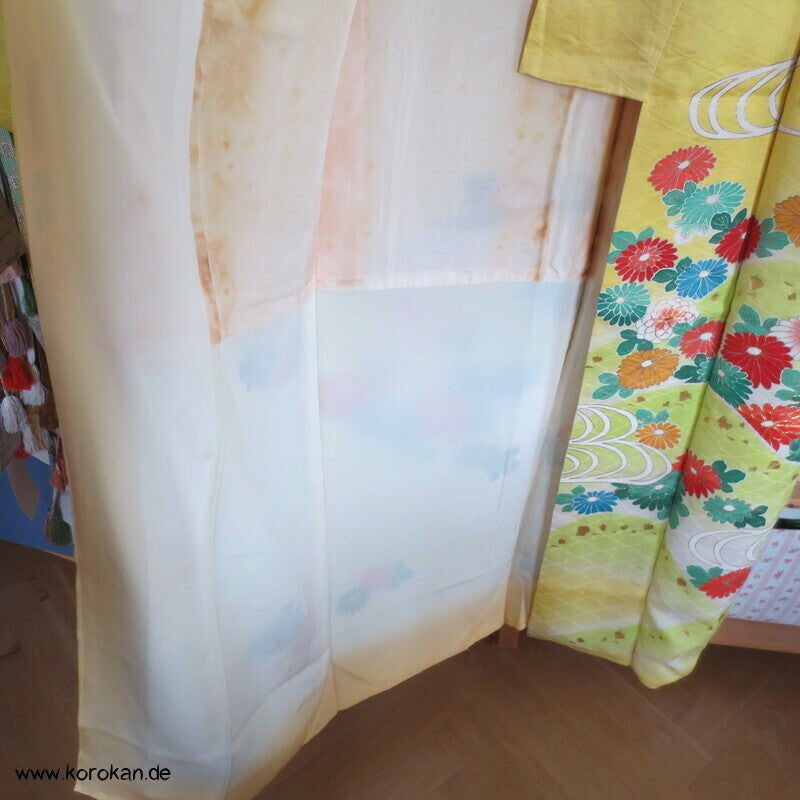Furisode, zitronengelb bis limonengrün mit bunten Blüten
