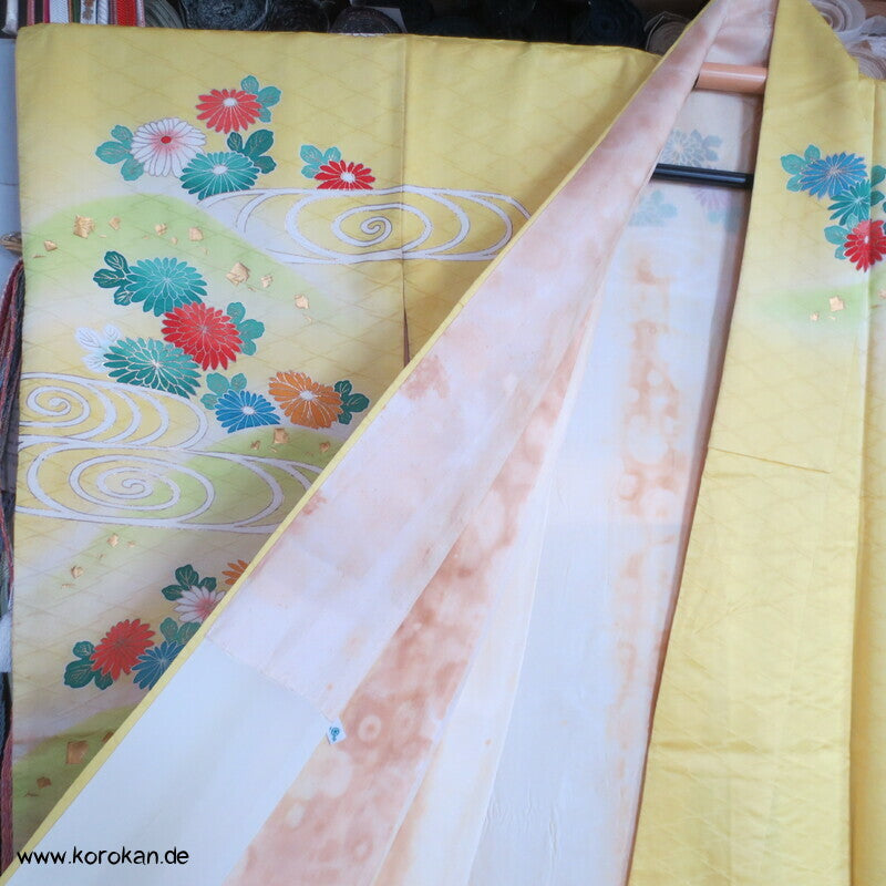 Furisode, zitronengelb bis limonengrün mit bunten Blüten