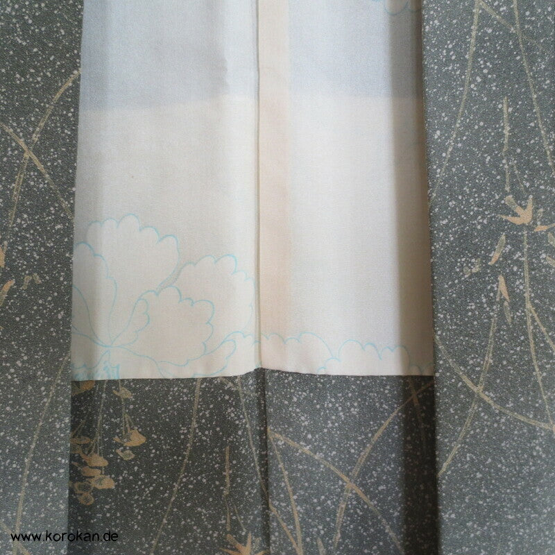 moosgrüne Haori Seidencrepe Kimono Jacke mit zartem hellen Gräserdruck