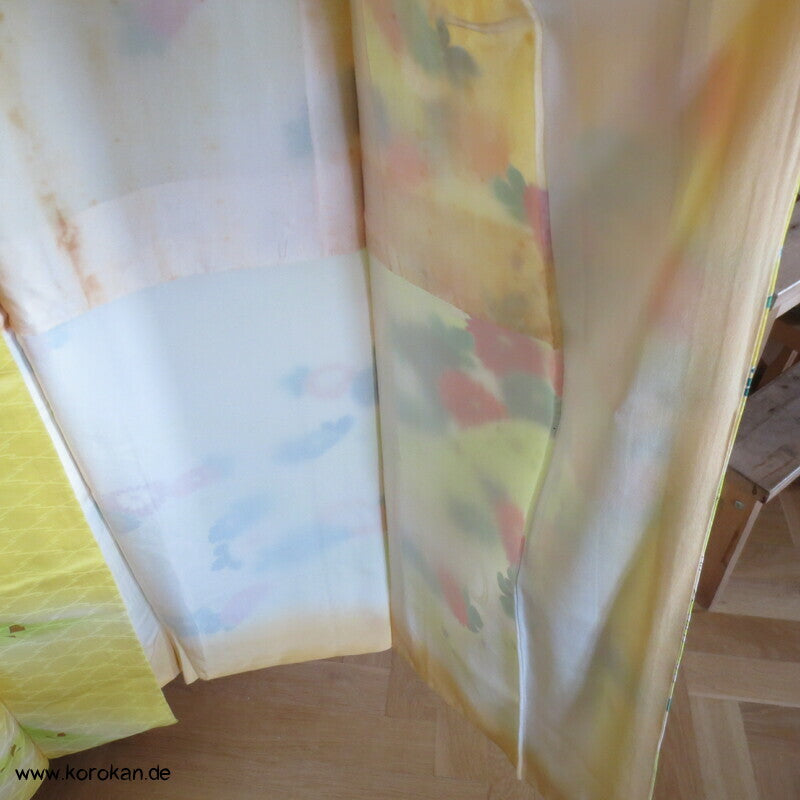 Furisode, zitronengelb bis limonengrün mit bunten Blüten