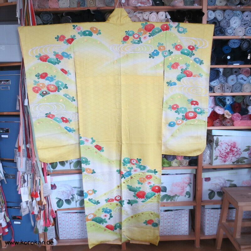 Furisode, zitronengelb bis limonengrün mit bunten Blüten
