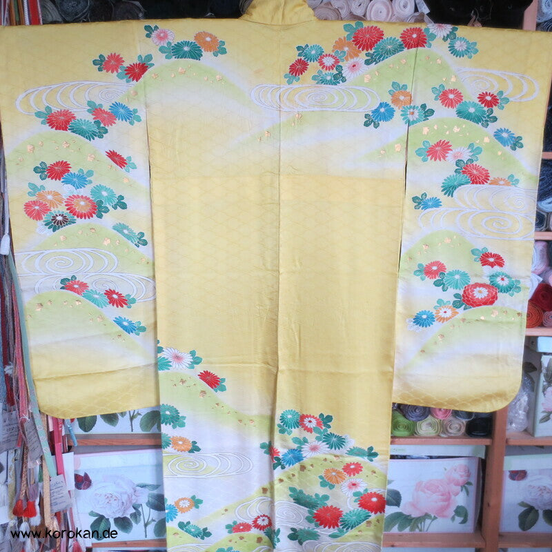 Furisode, zitronengelb bis limonengrün mit bunten Blüten