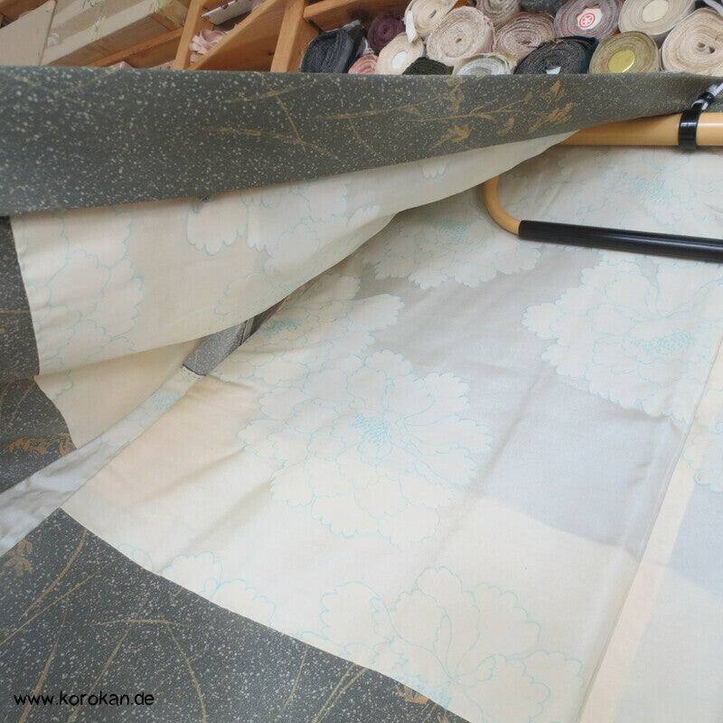 moosgrüne Haori Seidencrepe Kimono Jacke mit zartem hellen Gräserdruck