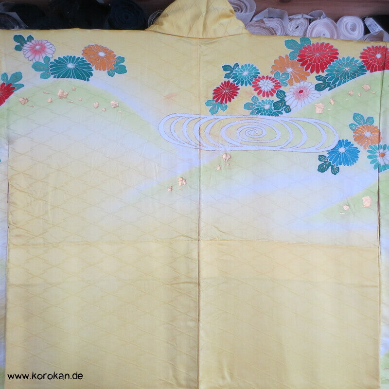 Furisode, zitronengelb bis limonengrün mit bunten Blüten