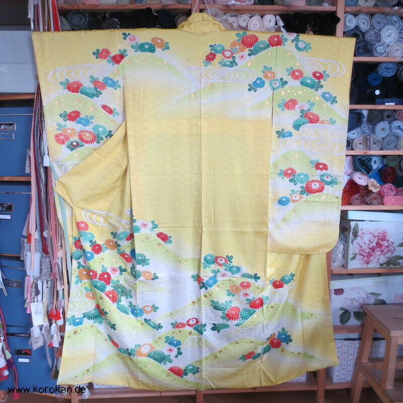 Furisode, zitronengelb bis limonengrün mit bunten Blüten