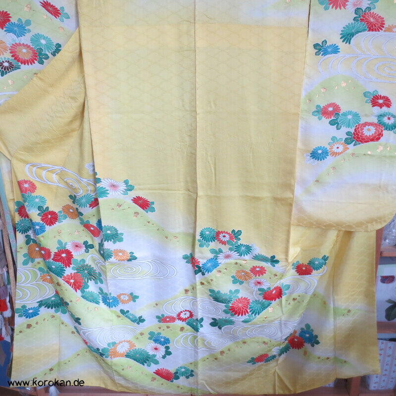 Furisode, zitronengelb bis limonengrün mit bunten Blüten
