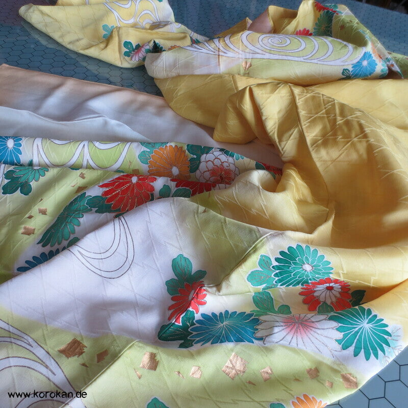 Furisode, zitronengelb bis limonengrün mit bunten Blüten