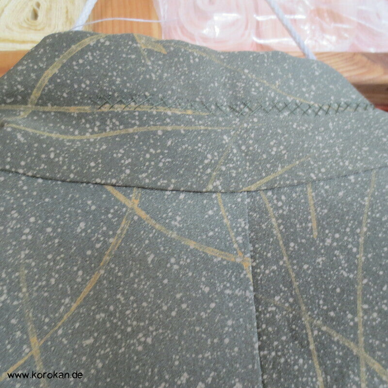 moosgrüne Haori Seidencrepe Kimono Jacke mit zartem hellen Gräserdruck