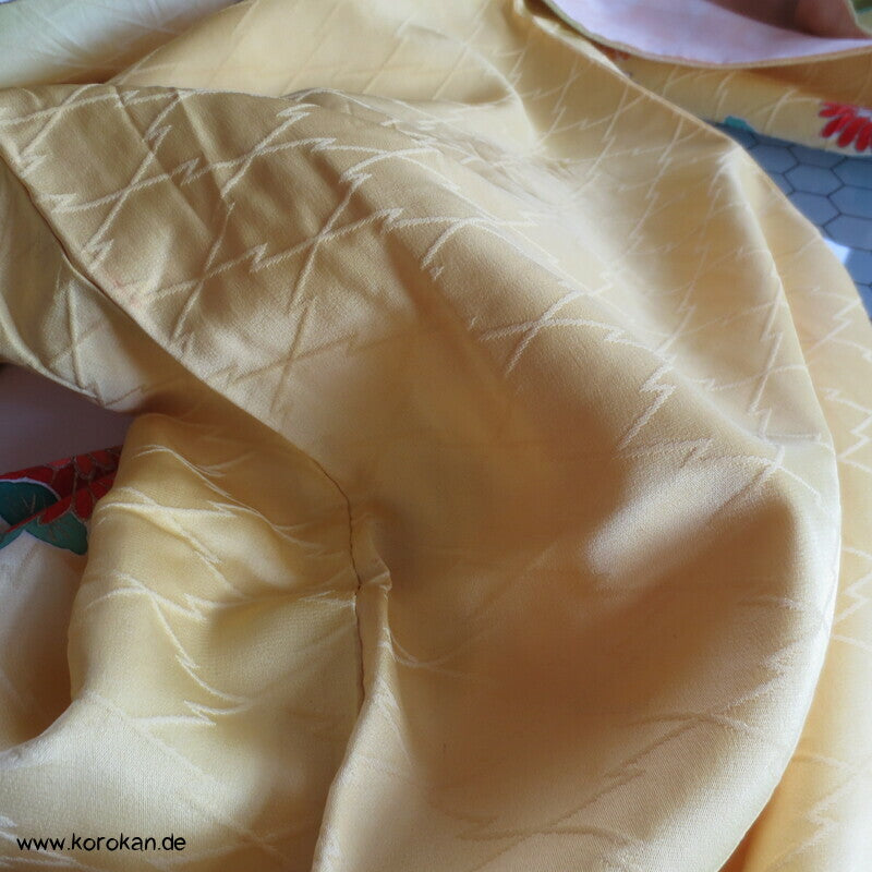 Furisode, zitronengelb bis limonengrün mit bunten Blüten