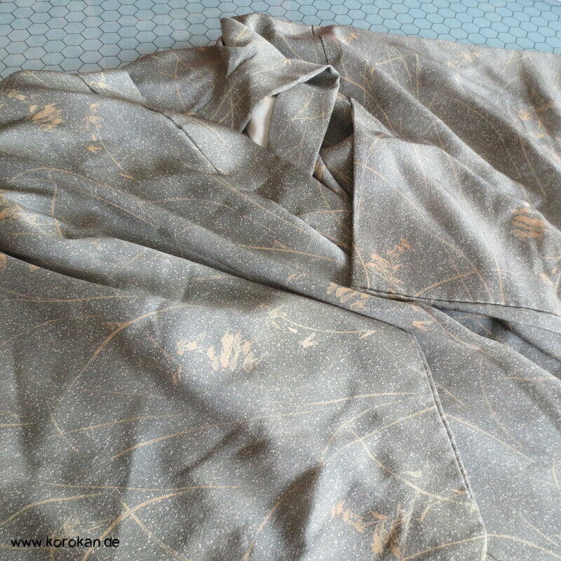 moosgrüne Haori Seidencrepe Kimono Jacke mit zartem hellen Gräserdruck