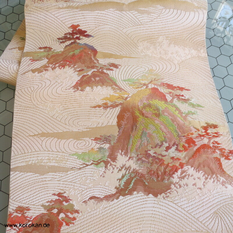 Nagoya Obi Felsen zwischen Wellen