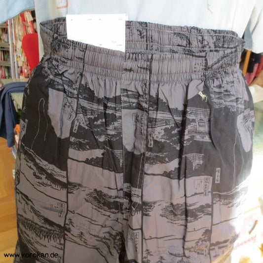 Uniqlo Shorts japanische Holzdruck Landschaften schwarz in grau, Gr. XXL