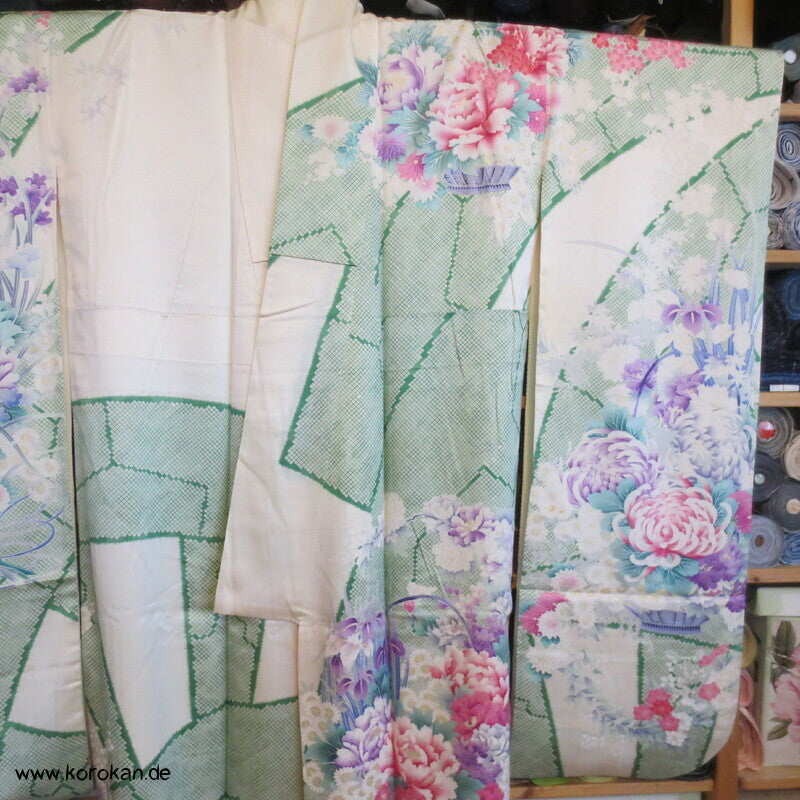 Blumenkorbmuster Furisode Seidensatin Kimono