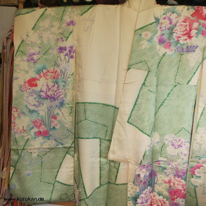 Blumenkorbmuster Furisode Seidensatin Kimono