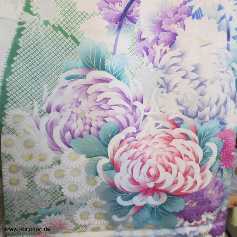 Blumenkorbmuster Furisode Seidensatin Kimono