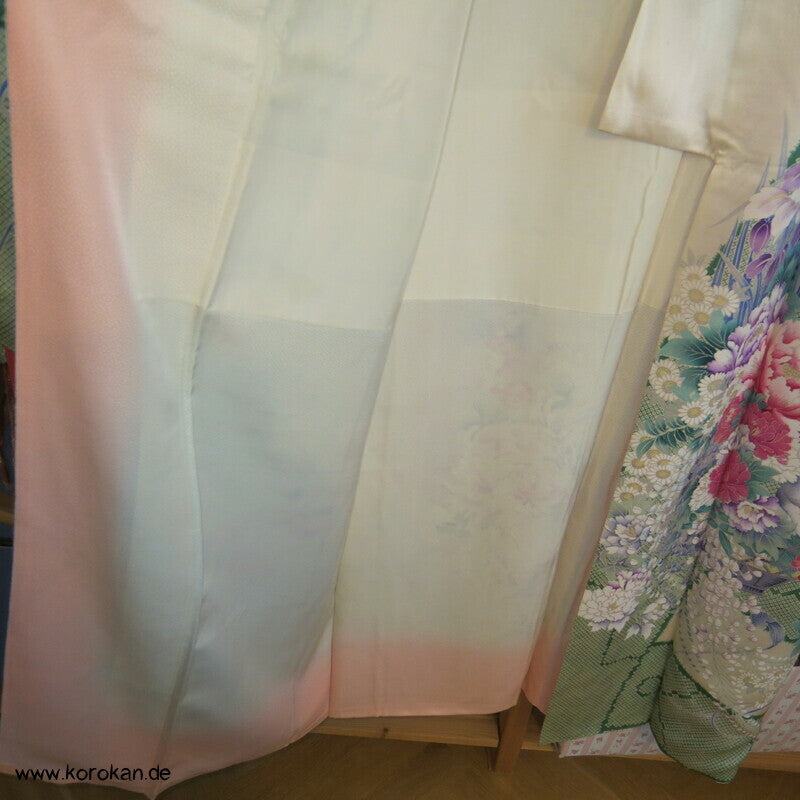 Blumenkorbmuster Furisode Seidensatin Kimono