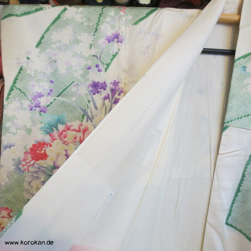 Blumenkorbmuster Furisode Seidensatin Kimono