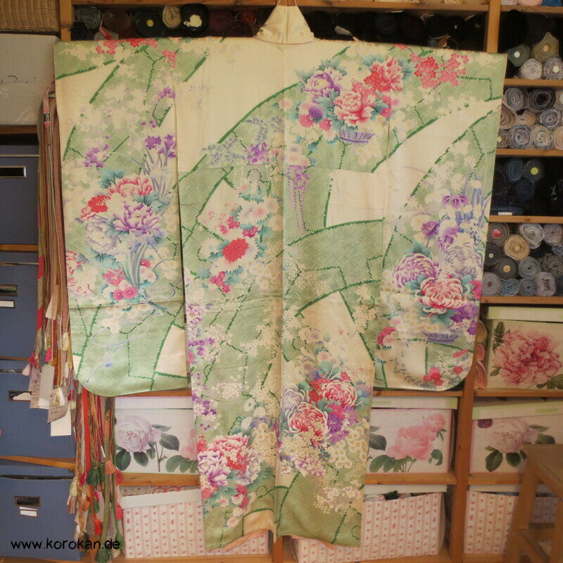 Blumenkorbmuster Furisode Seidensatin Kimono