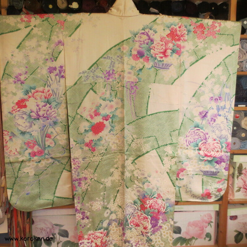 Blumenkorbmuster Furisode Seidensatin Kimono