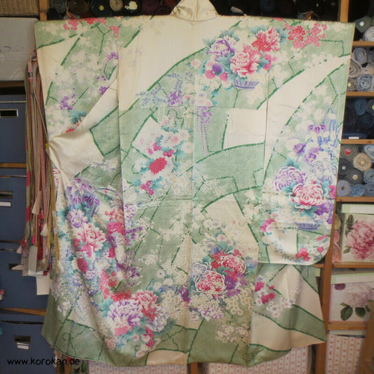 Blumenkorbmuster Furisode Seidensatin Kimono