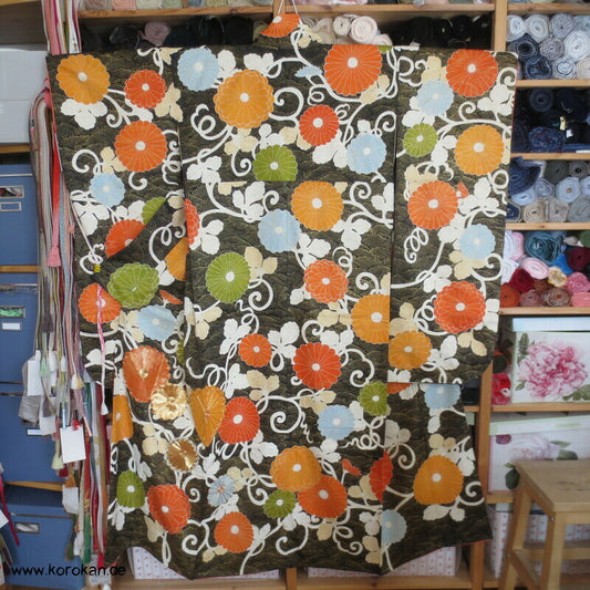 Chrysanthemen und goldene Wellen auf schwarz Seidendamast Furisode Kimono