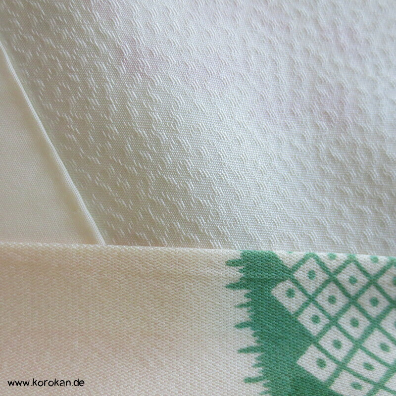 Blumenkorbmuster Furisode Seidensatin Kimono