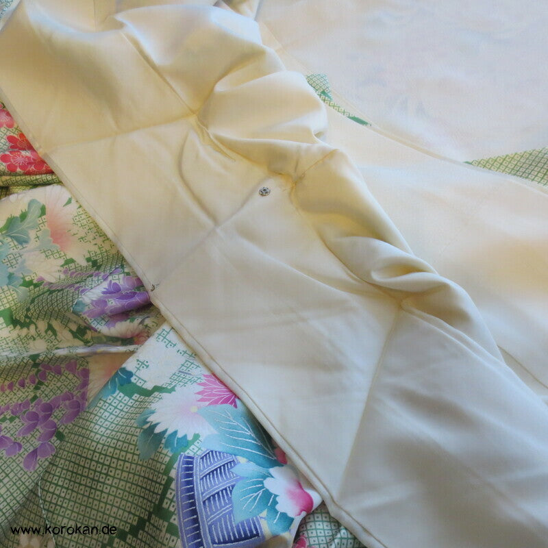 Blumenkorbmuster Furisode Seidensatin Kimono