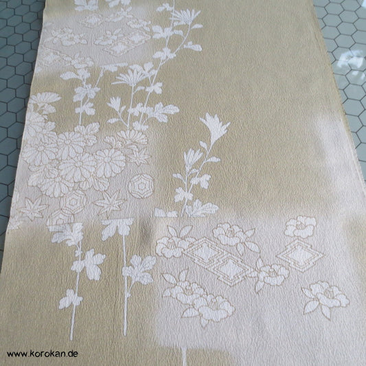 weiße Blüten auf khaki Seidencrepe Homongi Kimono Tanmono Stoffrolle