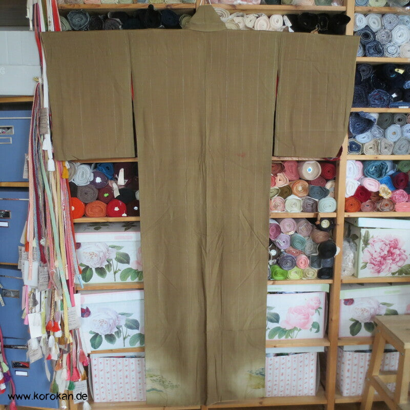 antiker Tempel Irotomesode Japan Kimono, Seidencrepe oliv
