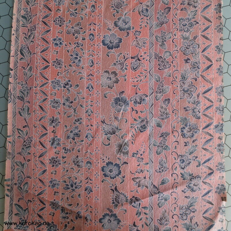 Blütenstreifen in lachsrosa Kimono Chirimen Crepe Seide