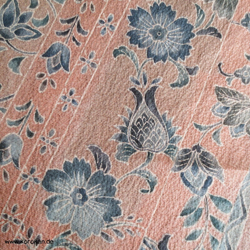 Blütenstreifen in lachsrosa Kimono Chirimen Crepe Seide
