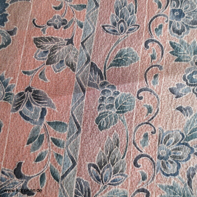 Blütenstreifen in lachsrosa Kimono Chirimen Crepe Seide