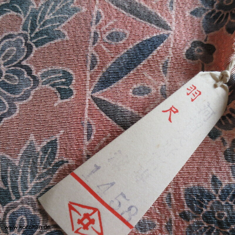 Blütenstreifen in lachsrosa Kimono Chirimen Crepe Seide