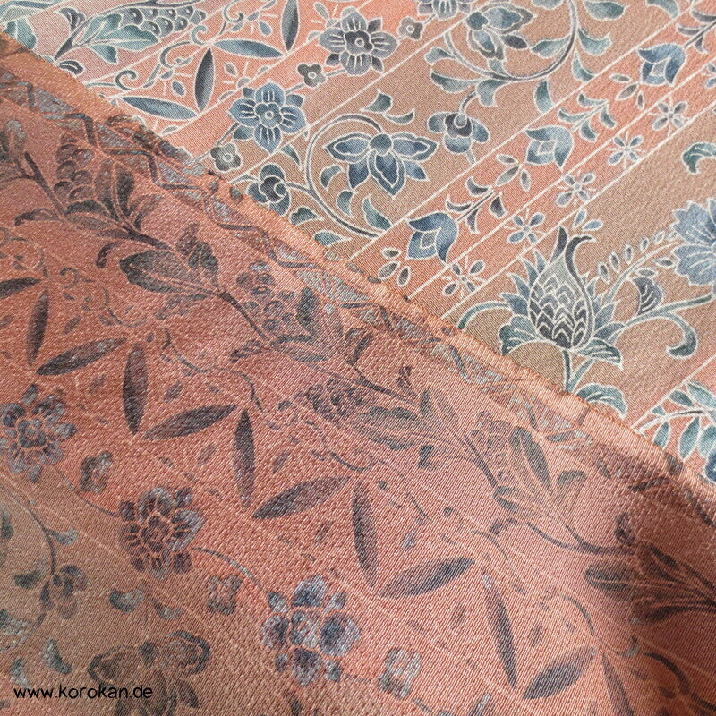 Blütenstreifen in lachsrosa Kimono Chirimen Crepe Seide