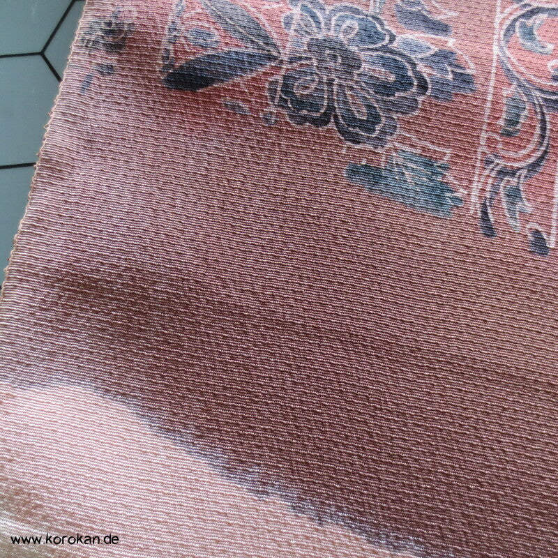 Blütenstreifen in lachsrosa Kimono Chirimen Crepe Seide