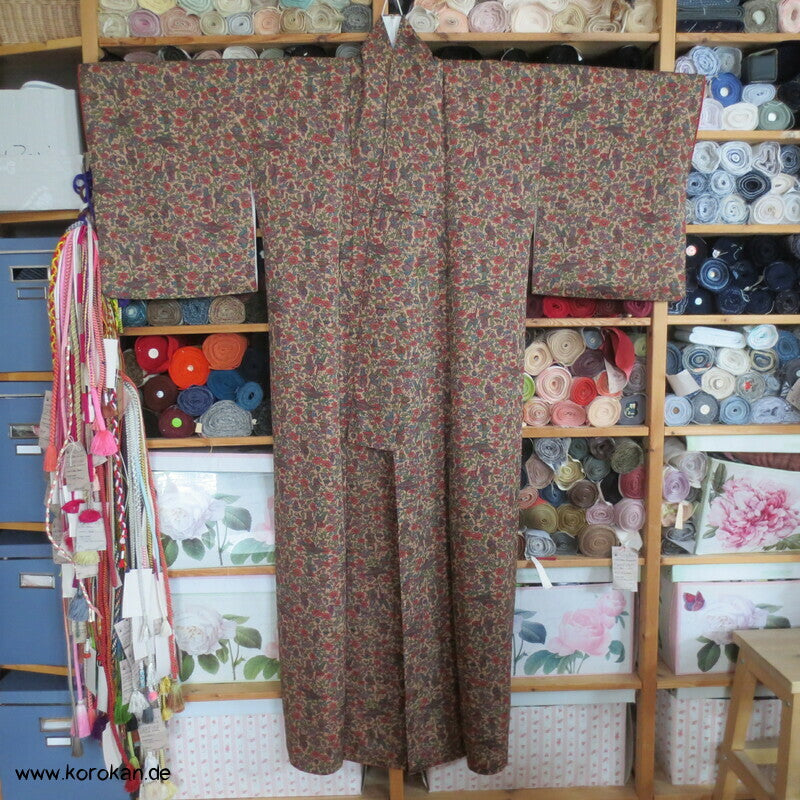Kinder mit Papierschirmen und Blumen Komon Kimono