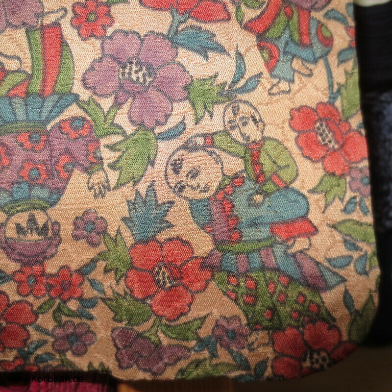 Kinder mit Papierschirmen und Blumen Komon Kimono