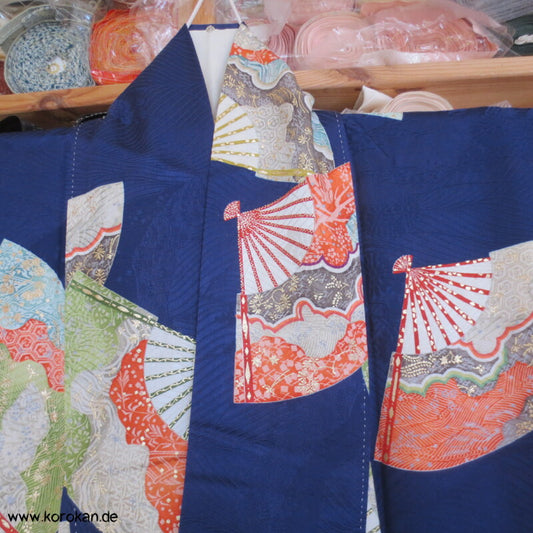 bunte Fächer auf blauem Rinzu Seiden Damast Furisode