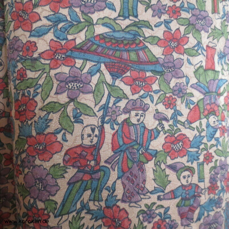 Kinder mit Papierschirmen und Blumen Komon Kimono