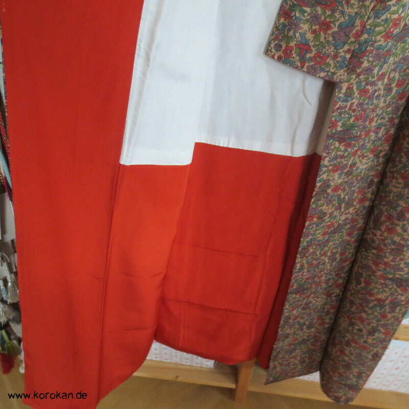 Kinder mit Papierschirmen und Blumen Komon Kimono